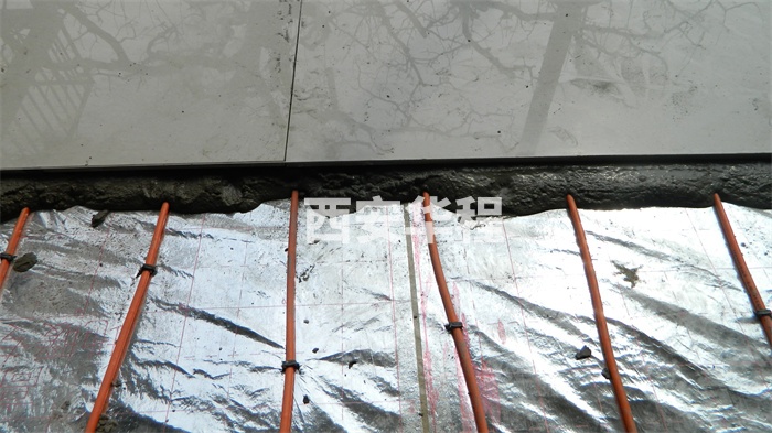 电地暖安装完毕铺设瓷砖后的效果