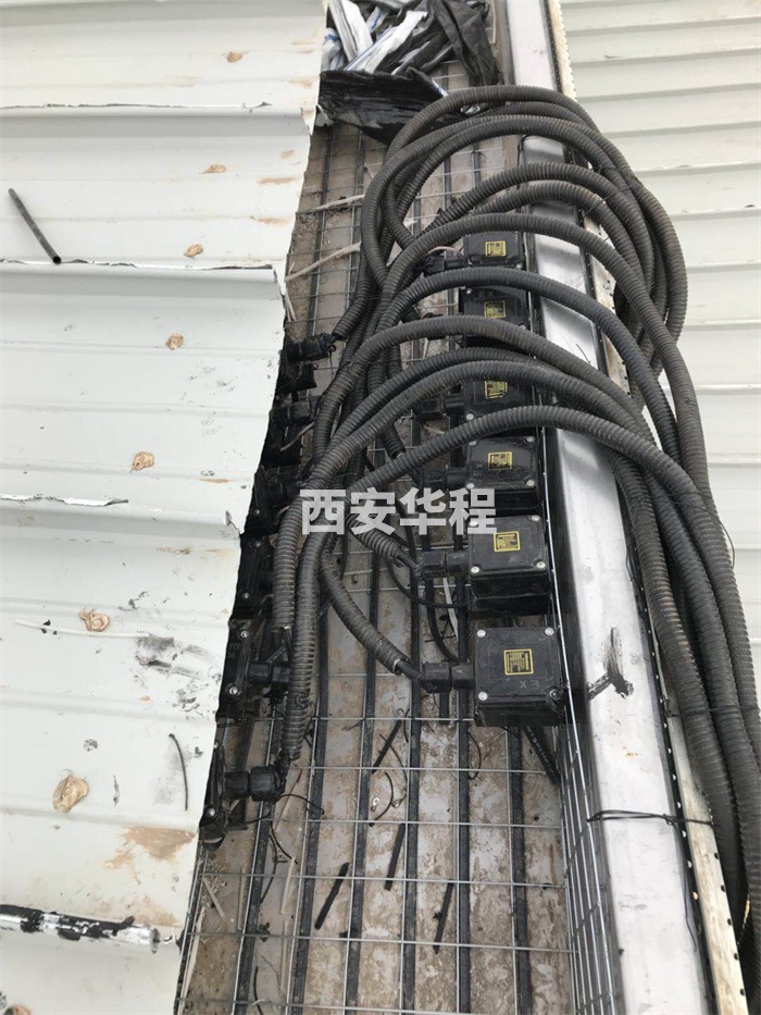 传统做法发热电缆融雪的电源连接处