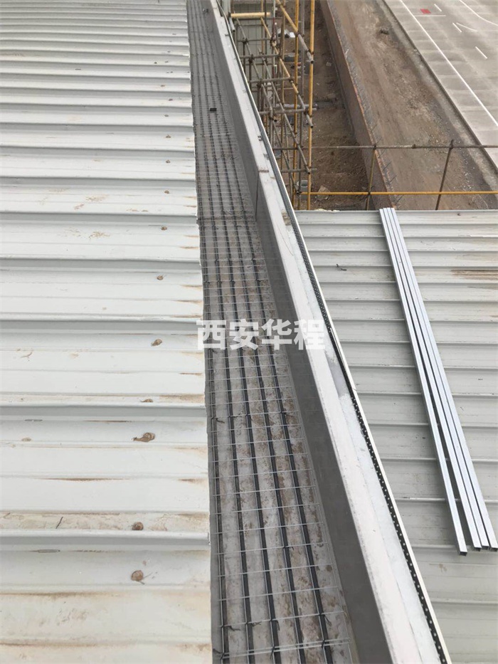 传统做法发热电缆天沟融雪